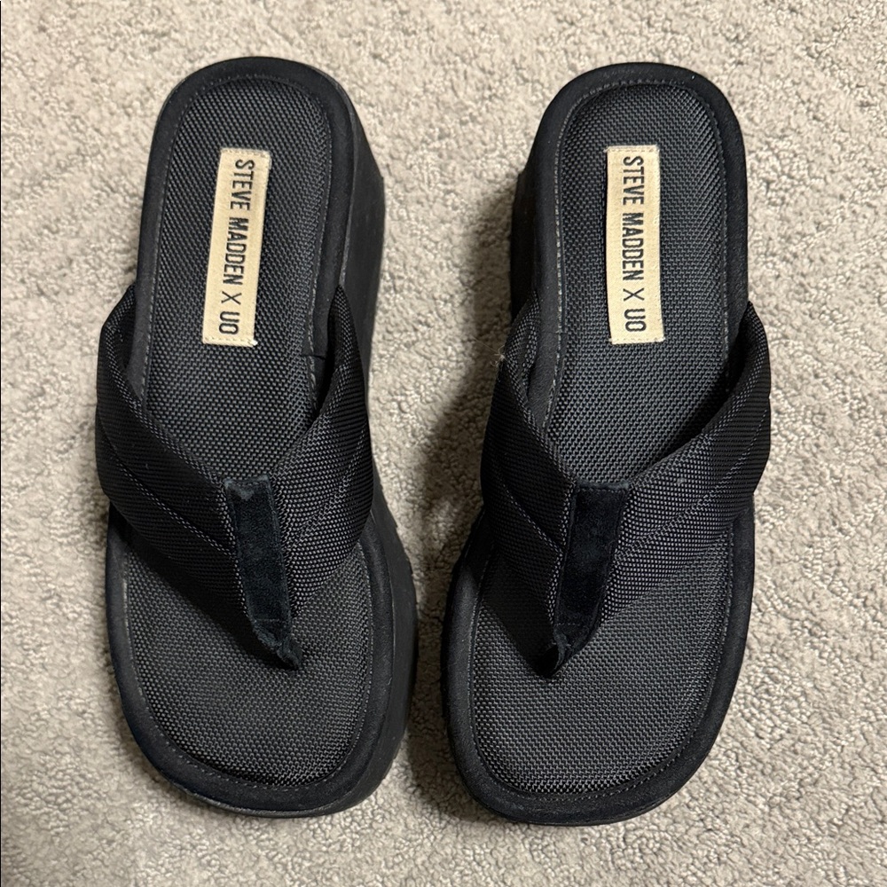 Steve Madden Black Platform Flip Flops - Picture 3 of 3